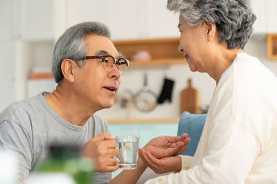 Tìm hiểu tác dụng của tổ yến đối với người già bị bệnh cao huyết áp 